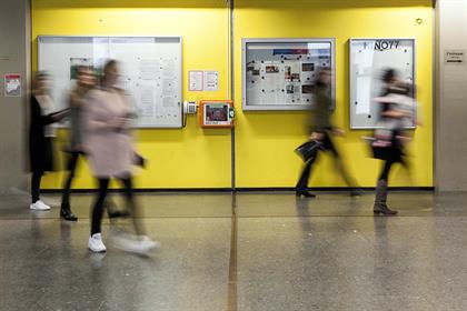 The picture shows students in the hallway of campus Golzheim.